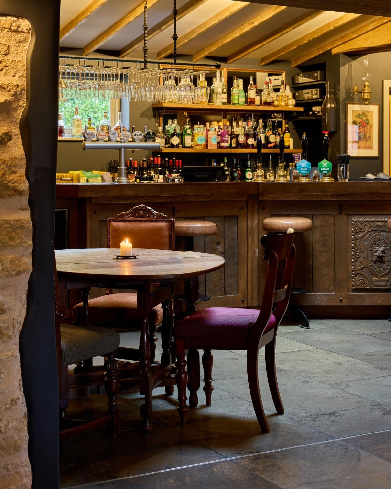 Готель The Harcourt Arms Stanton Harcourt Екстер'єр фото The bar at the Old Inn