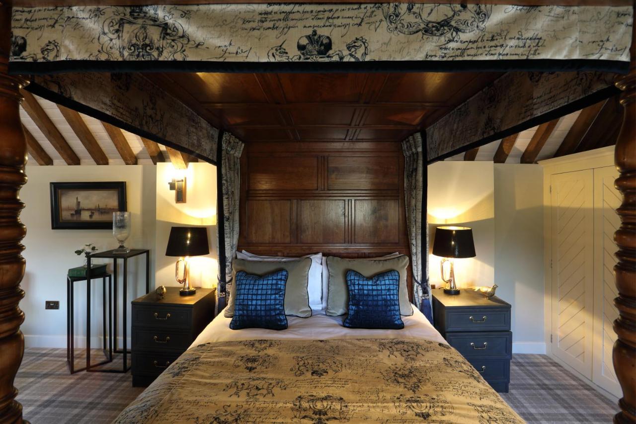 Готель The Harcourt Arms Stanton Harcourt Екстер'єр фото The four-poster bed in the Old Inn
